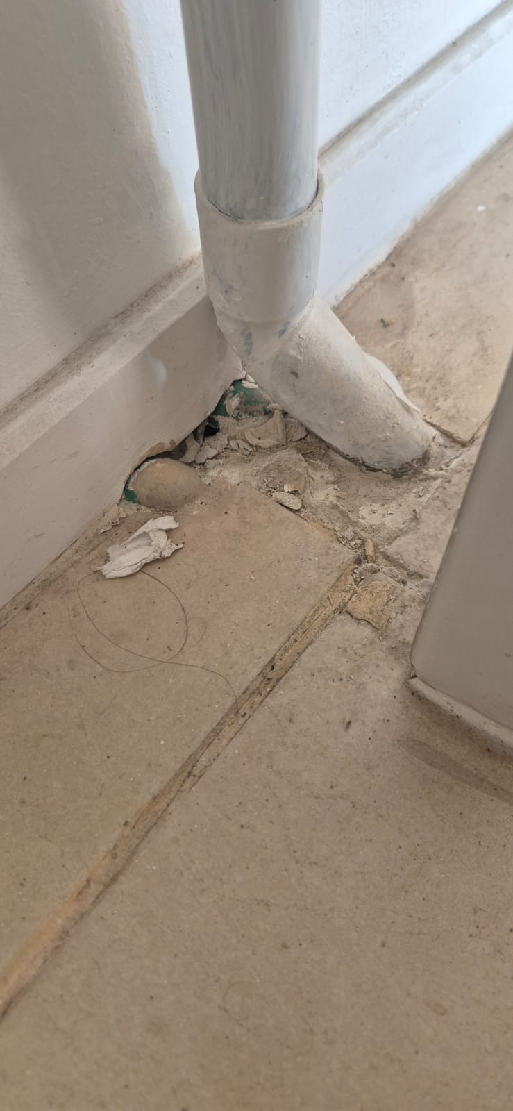 Desagüe mal instalado en baño de vivienda