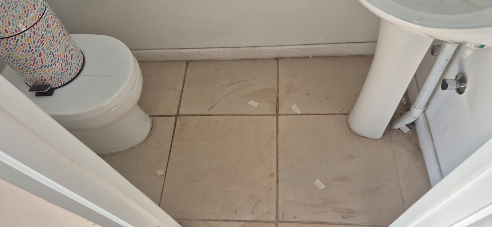 Cerámicas con diferencias de tono en vivienda nueva